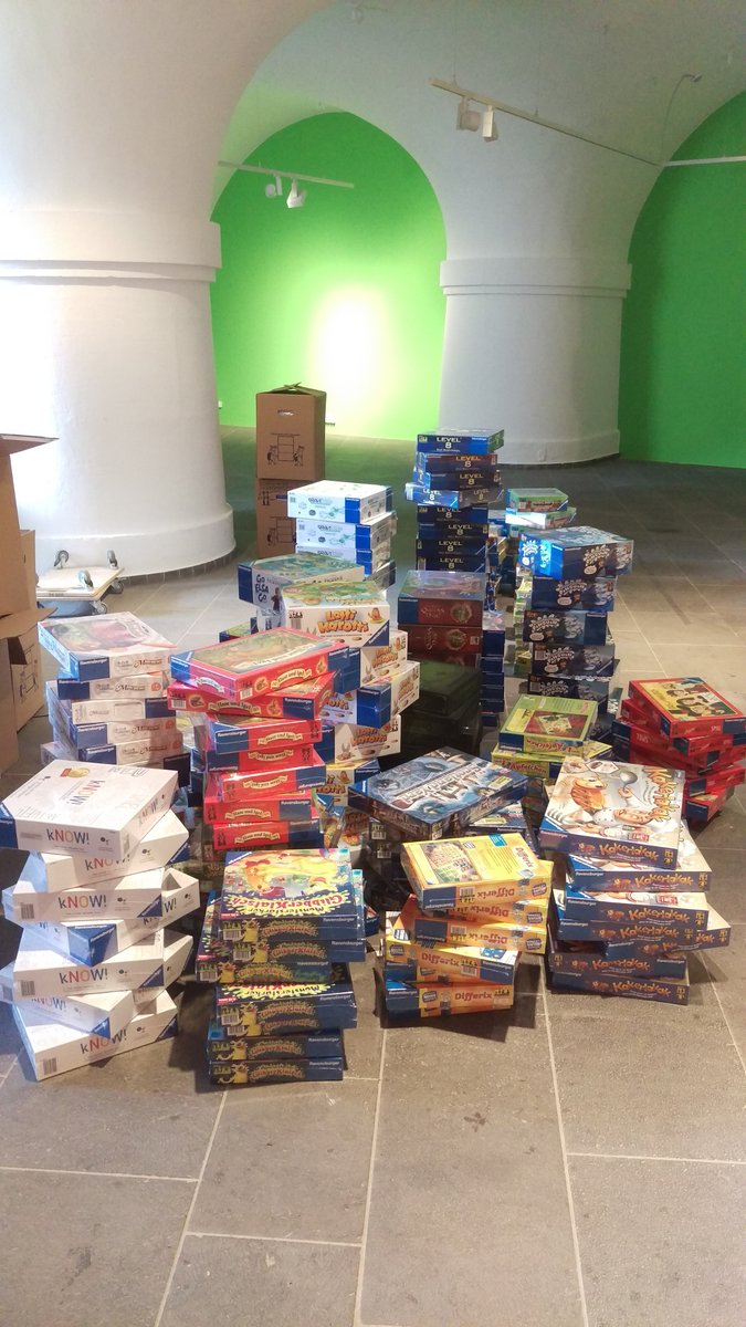 LandesmuseumKO's tweet photo. Hier ein Foto von nur einem kleinen Teil der Brettspiele, die sich bei uns stapeln: gestern sind fünf Paletten aus Ravensburg eingetroffen! 🤩 #RavensburgerSpielewelten https://t.co/Eri7z0Flgx