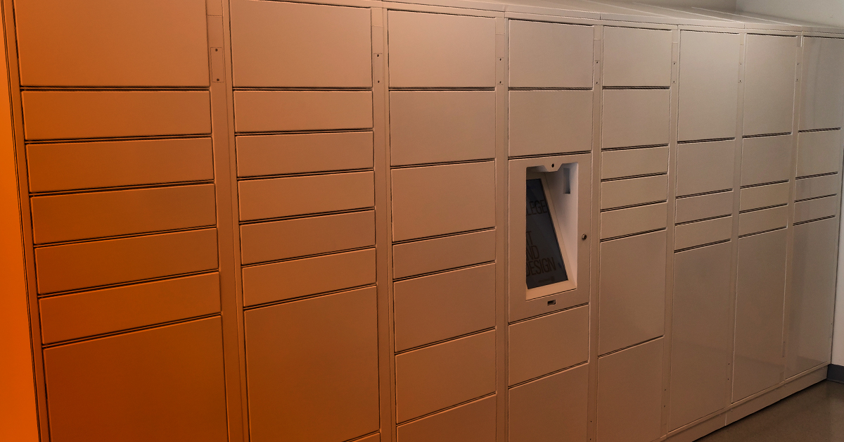 AmericanLocker's tweet photo. Imagine a world where your residents handle their package deliveries and pickups on their own without your having to lift a finger. That world exists today, thanks to a little American Ingenuity. Apartment and property managers can learn more here: https://t.co/kl8Q1LJTIl https://t.co/PzufJqLtt7