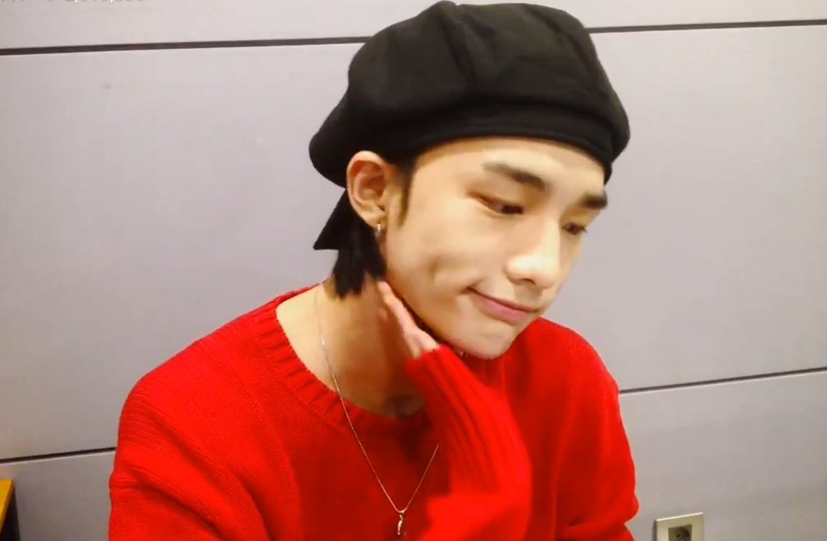 hyunjinpost's tweet photo. his dimple 🥺🥺 https://t.co/PY0uaWt3db