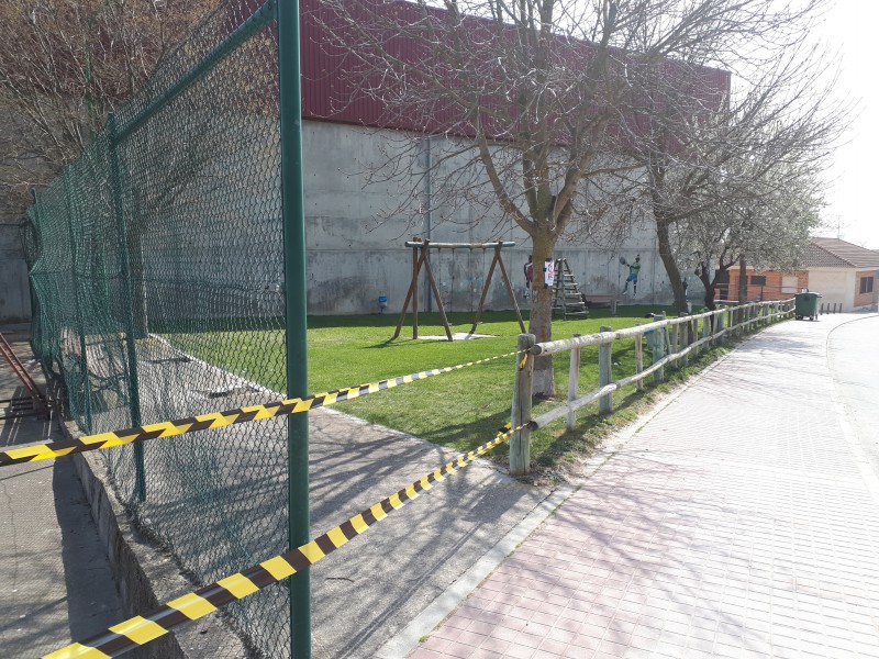 Carbonero2_0's tweet photo. El parque permanecerá cerrado por motivo de Coronavirus y desinfección. Quedándote en casa te proteges tu y proteges a los más vulnerables. https://t.co/EWqzyhmcrm