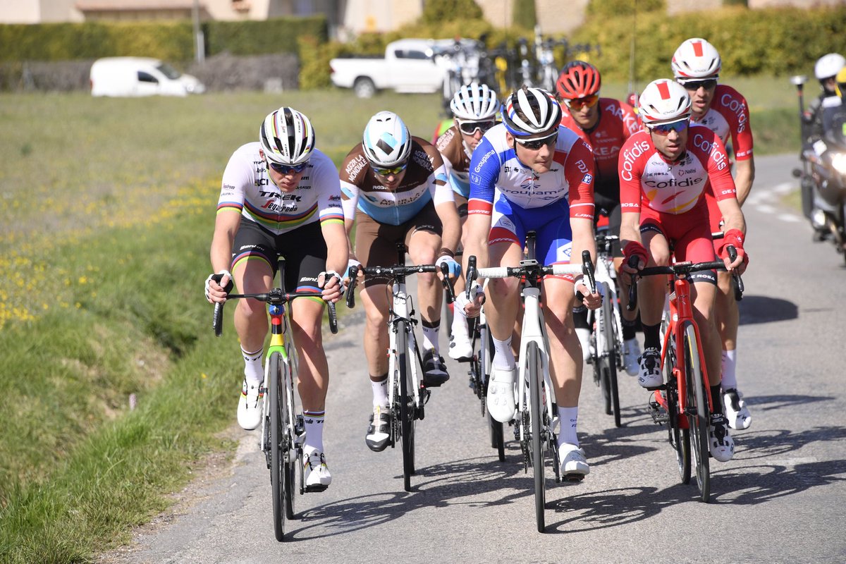 #Bardet 🇫🇷 e #Pedersen 🇩🇰 tra i fuggitivi alla #ParisNice. 👀
Intanto si sono ritirati #Nizzolo 🇮🇹 e #Viviani 🇮🇹 come l'intera @BahrainMcLaren.