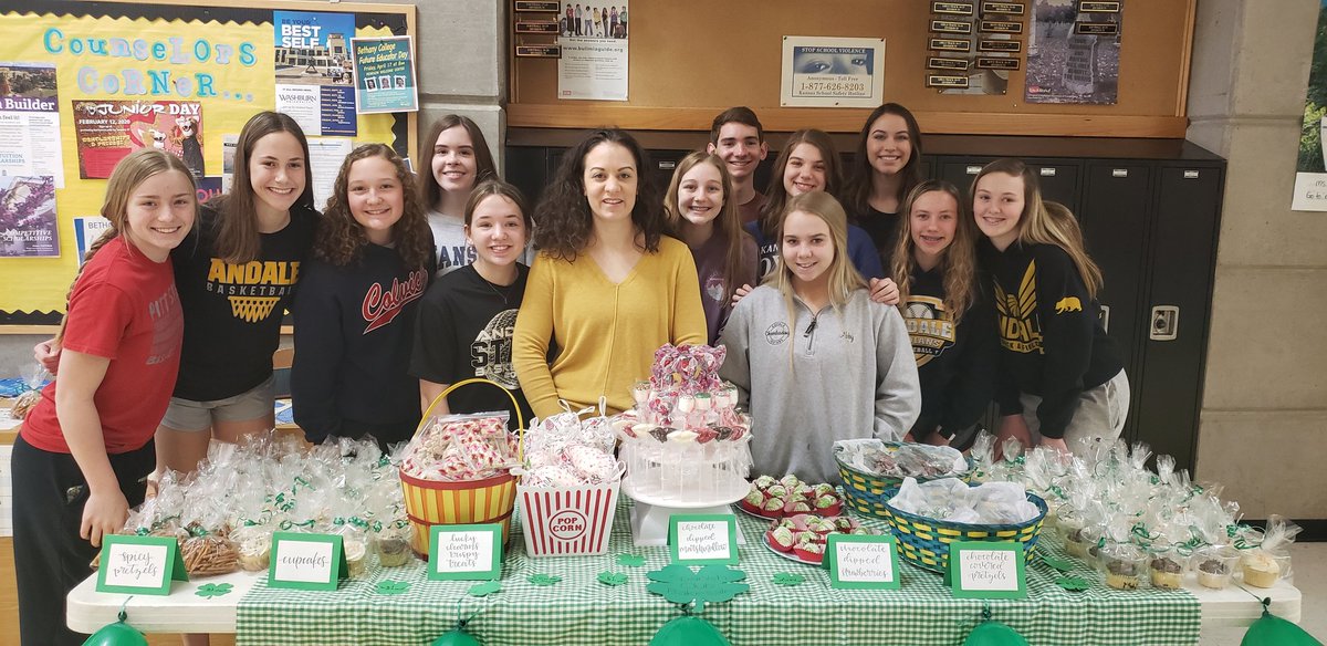 MrsSraAllen's tweet photo. Spanish Club Bake Sale
Today at break and during the seminar Volleyball tournament! 

Thanks to our helpers and our customers!!! 💛🖤🍀

@AHS_INDIANS
@Espanolen267 https://t.co/HXighBpeLI