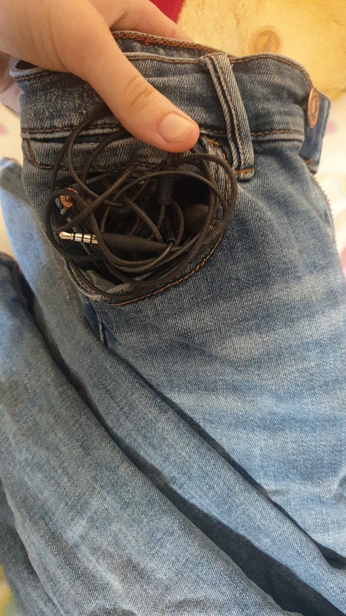 Helena_BC's tweet photo. No se si mos followers se acordarán de la que lie cn mis auriculares  perdidos. Bueno planchando y doblando ropa de la colada he visto esto. 
Podeis insultarme https://t.co/VOWqUKhFZw