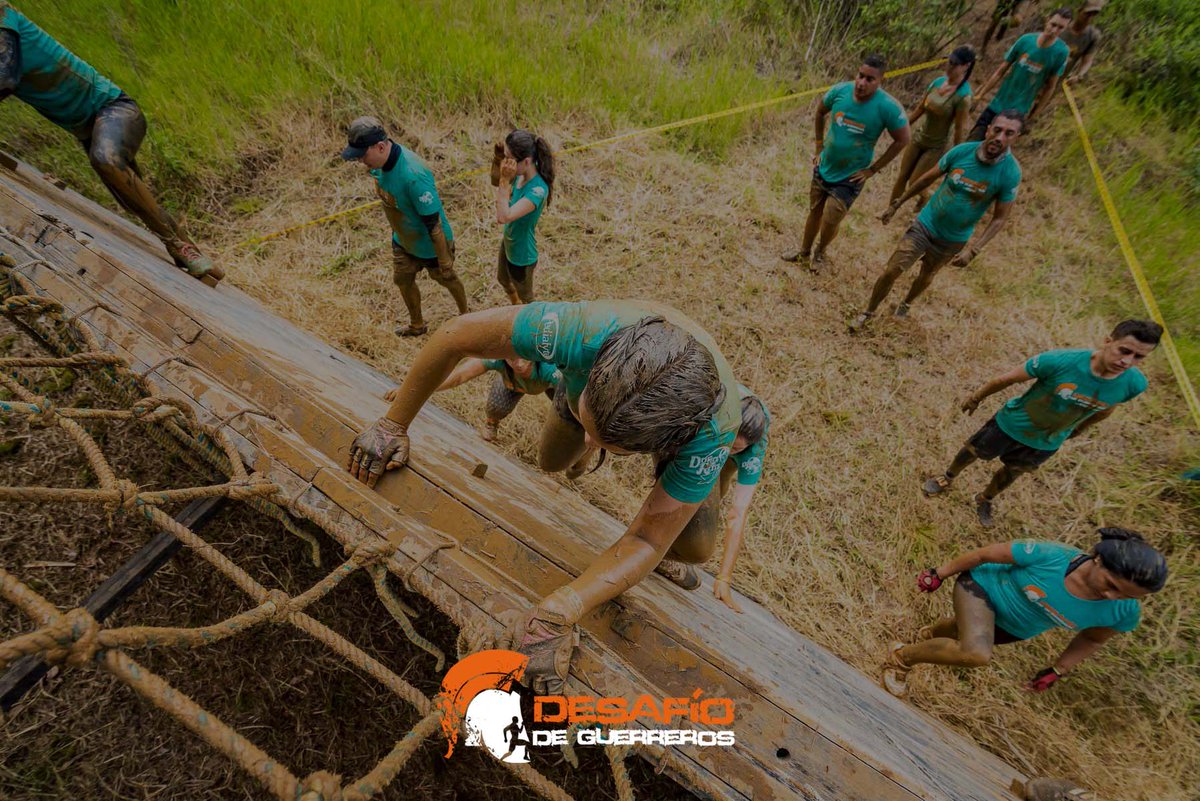 Tips para correr en terrenos diversos🌲👊• Mantén tus manos abiertas para sentirte más relajado y tranquil@. • No corras intensamente al inicio, es mejor comenzar suave y acelerar en el último tramo. •Haz zancadas cortas para subir y bajar montañas o pendientes. #FelizViernes