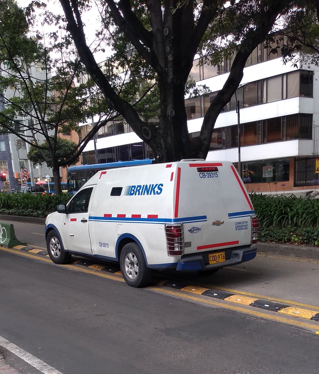 Oscarjavier100's tweet image. También envío está denuncia de hace algunos días con carro de la Brinks, invadiendo cicloruta de la calle 94 con 11