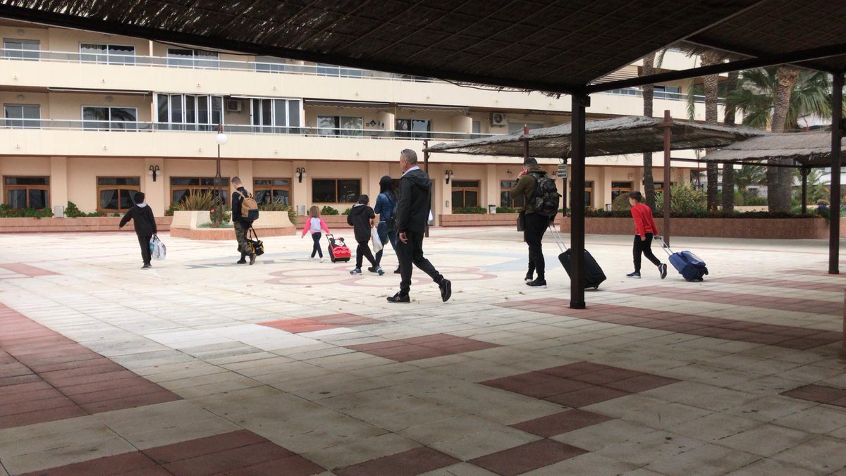 SPAINonymous's tweet photo. Llegan los madrileños a Cullera de vacaciones cuando les dicen que se queden en casa, mientras critican que el gobierno no hace nada https://t.co/BFk8d9zFUx