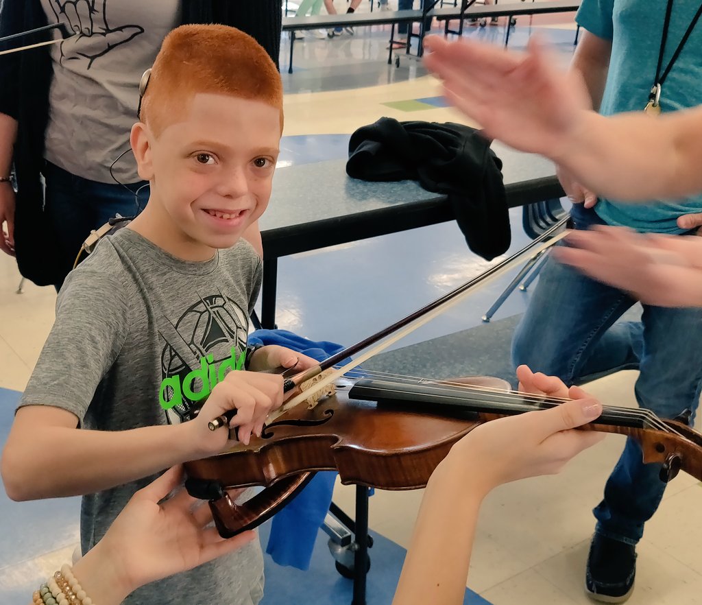 CannellaDhh's tweet photo. Each of our kiddos has a @HWBlake buddy show them a few things on the violin! #DeafCan #CometCountry #Area2ForLife @CannellaElem @HCPSArea2 https://t.co/W9mCtU5f04