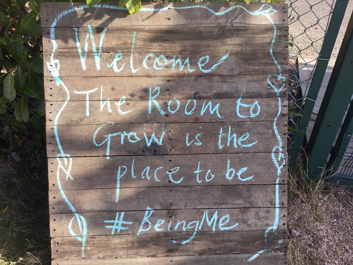 ColintonPrimary's tweet photo. Friday feels #spontaneousplay #looseparts #myworldoutdoors #mudkitchen #gathertime #campfire #literacy #numeracy #healthandwellbeing #beingme #Edinburgh #nursery #earlyyears βοΈπ³π Happy weekend everyone π€ https://t.co/JMa6i7vUwk