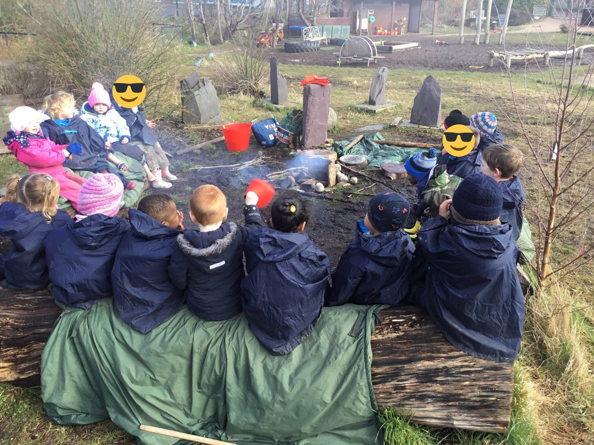 ColintonPrimary's tweet photo. Friday feels #spontaneousplay #looseparts #myworldoutdoors #mudkitchen #gathertime #campfire #literacy #numeracy #healthandwellbeing #beingme #Edinburgh #nursery #earlyyears βοΈπ³π Happy weekend everyone π€ https://t.co/JMa6i7vUwk