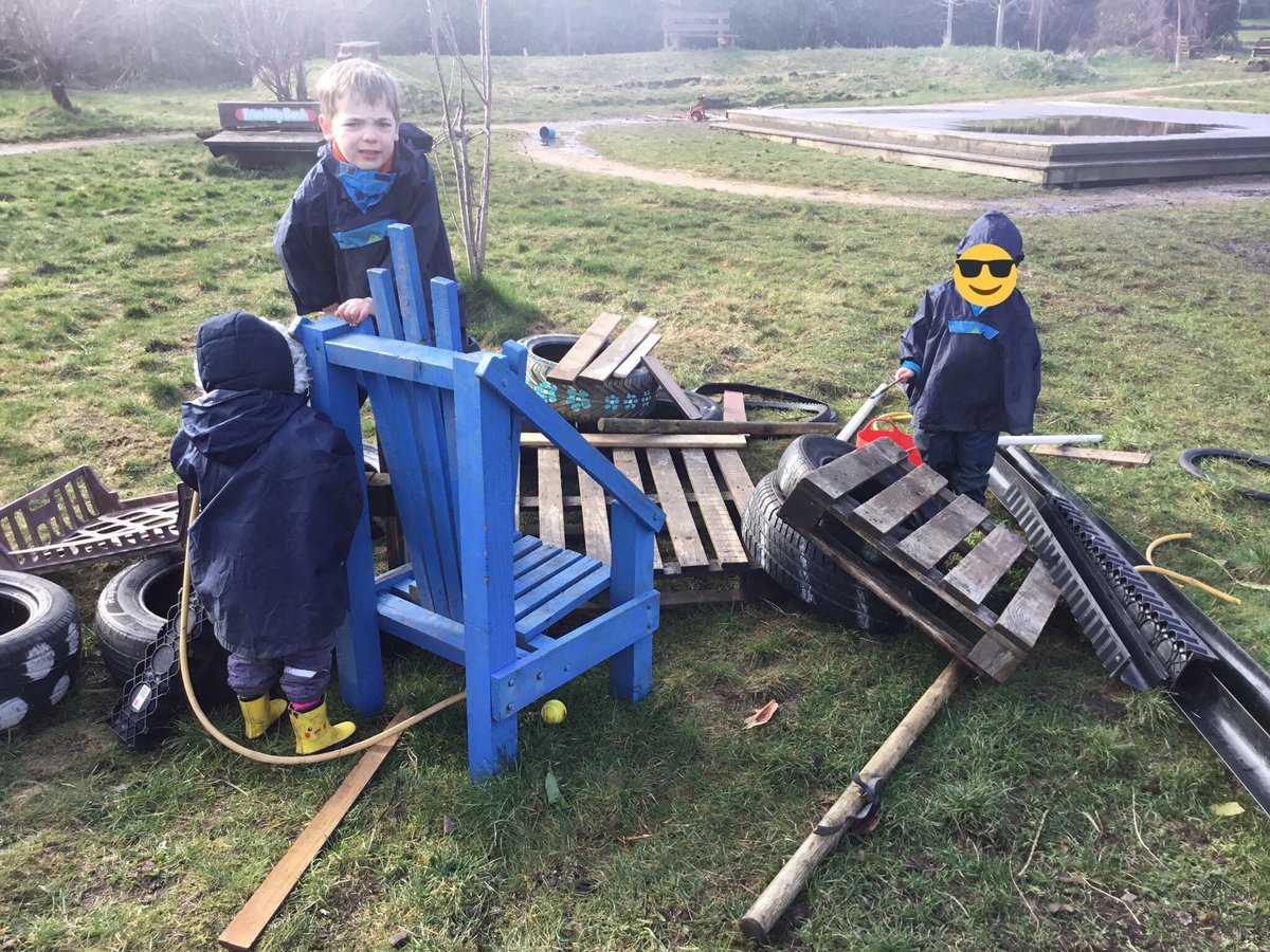 ColintonPrimary's tweet photo. Friday feels #spontaneousplay #looseparts #myworldoutdoors #mudkitchen #gathertime #campfire #literacy #numeracy #healthandwellbeing #beingme #Edinburgh #nursery #earlyyears βοΈπ³π Happy weekend everyone π€ https://t.co/JMa6i7vUwk
