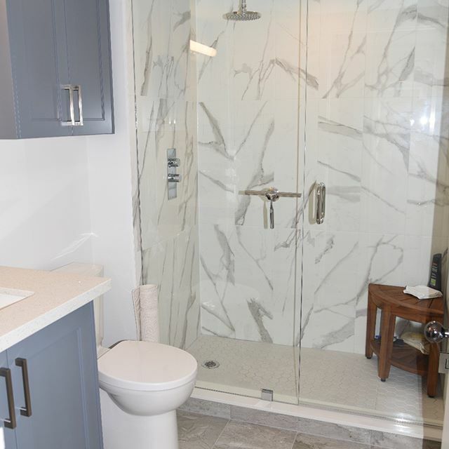 Susan_Abramson's tweet photo. #bathroom #ensuite #interiordesign #interiordecorating #design #decor #decorating #marblelookporcelain #porcelaintiles #woodbenchinshower #greyvanity #grayvanity #chrome https://t.co/WQzSF9VFyR https://t.co/nHzsNbOSkn