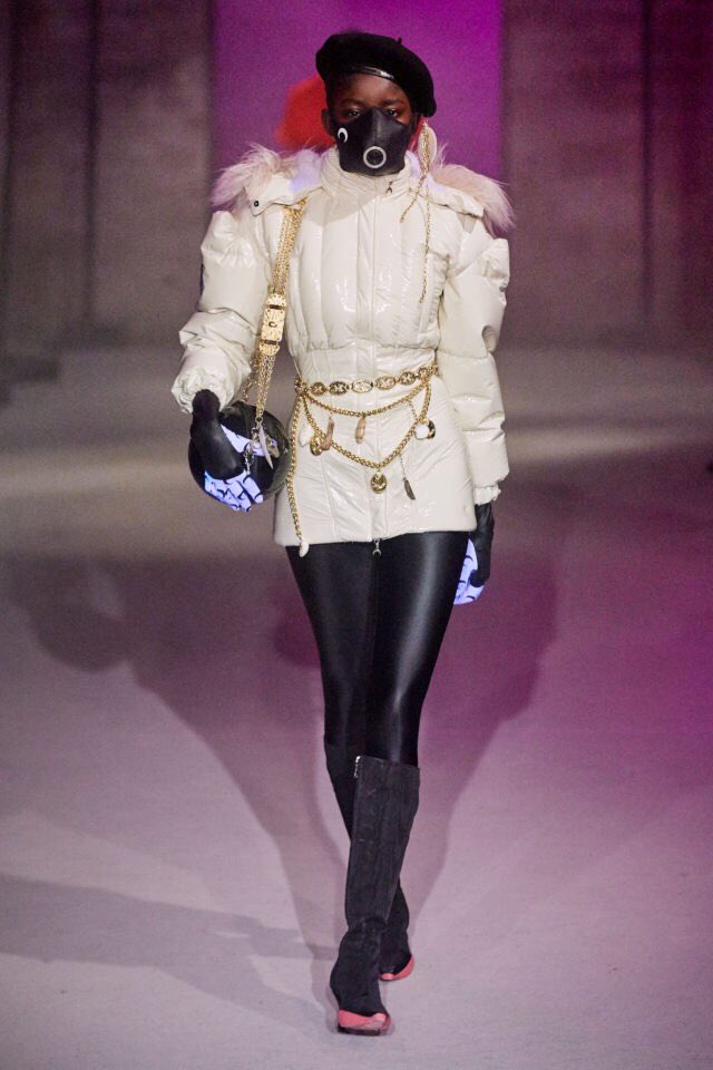 ceeyline's tweet photo. Et là je pense à Marine Serre qui est arrivée il y a quelques années avec un style dit « futuriste » à cause des masques et des vêtements très couverts... On y est ! https://t.co/cmbqqwfD99