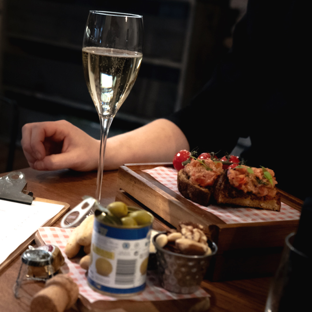 Wist je dat wij a.s. zondag iets te vieren hebben?😇🍾

Daarna mag je gewoon gebruiken van onze menukaart. 
Kies bijvoorbeeld voor de 'Bruschetta' of de 'Zilvr Borrelplank' perfect te combineren met het glaasje bubbels dat je van ons krijgt🥂