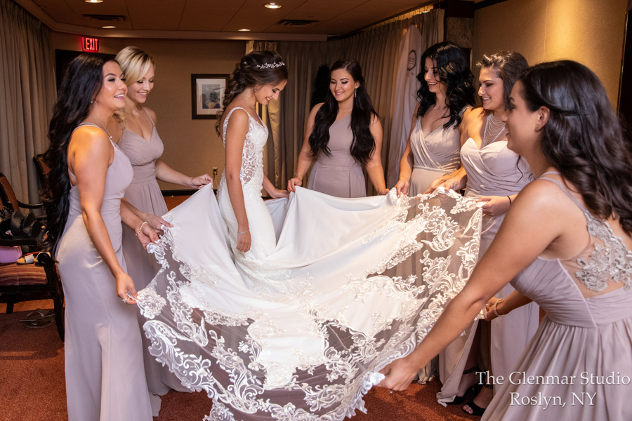 The stunning #CrestHollowBride Lina with her beautiful bridesmaids showing off her gorgeous wedding dress!

📸 by our preferred vendor The Glenmar Studio

#cresthollow #cresthollowcountryclub #followcresthollow #cresthollowbrides #bride #brides #weddingday  #bridesmaids #libride