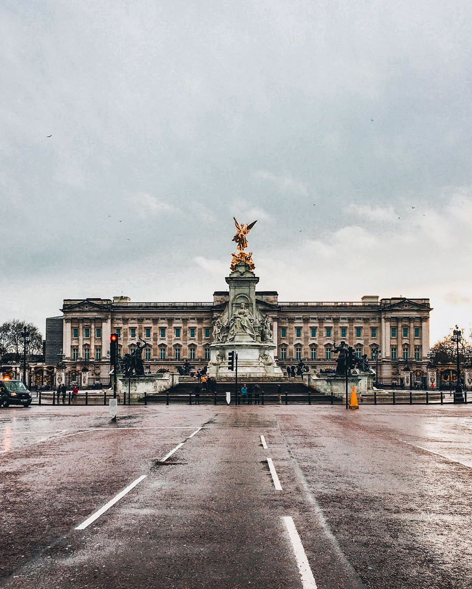 StrawberryTours's tweet photo. 🇬🇧Happy Friday from Buckingham Palace in London! 🍓
.
.
🍓¡Feliz viernes desde el Palacio Buckingham en Londres! 🇬🇧
.
.
.
#StrawberryTours #StrawberryToursLondon #disruptingtheindustry #creativefreetours #responsibletravel #London #LondonTour #UK https://t.co/sbuI6nGJQQ