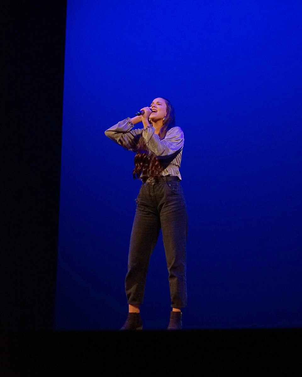 4talentShow's tweet photo. 🎤 Gran interpretación del tema "En cambio no (Laura Pausini)" de la mano de Sara Gómez en la III Edición de #4TalentShow. 

 #almeriatrending #almeríaescultura https://t.co/ERK9JpK1sw