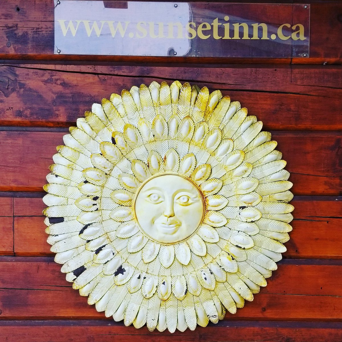 RUSSELLYUEN's tweet photo. If you are filming, visiting or just passing through North Bay, THIS is the place to stay. The Sunset Inn is the perfect place? Right beside the water, hotplate and the incredible owners make all the difference. #northbayontario #sunsetinn #actorslife https://t.co/mnffZ7BL2c