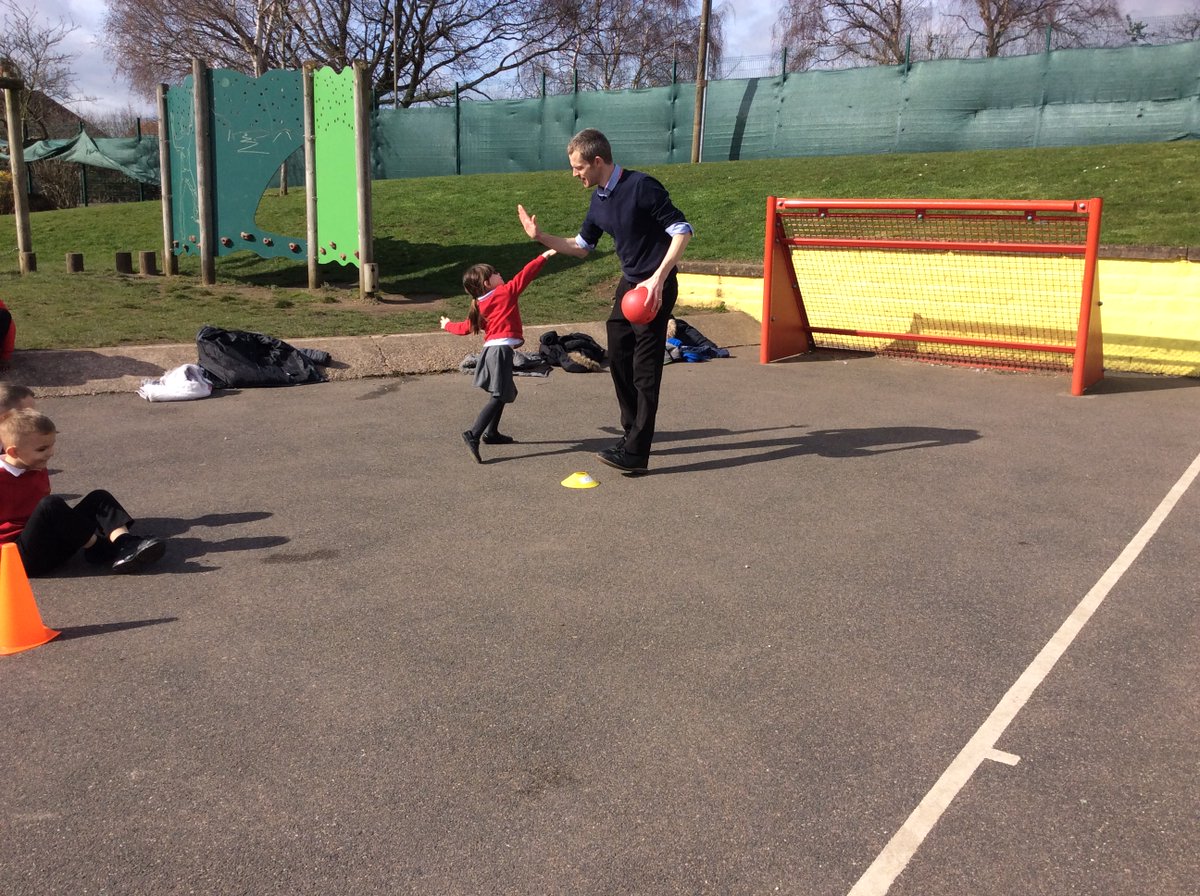 HenryWhipple1's tweet photo. Year 1 have enjoyed having a penalty shoot out against the teachers this afternoon #sportrelief #participators https://t.co/kpD6WeVA3M