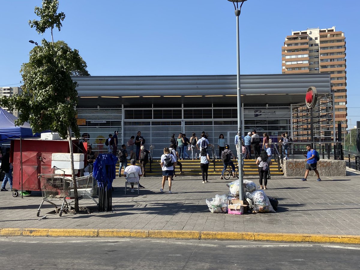 Cooperativa's tweet photo. Metro informó del cierre de Franklin esta mañana "por manifestaciones en el exterior": Sin embargo, no hay incidentes en las cercanías #LaCooperativa https://t.co/rsRZVebK3E (Foto: @mariapaz_lopezc) https://t.co/8JEWbBEdX9