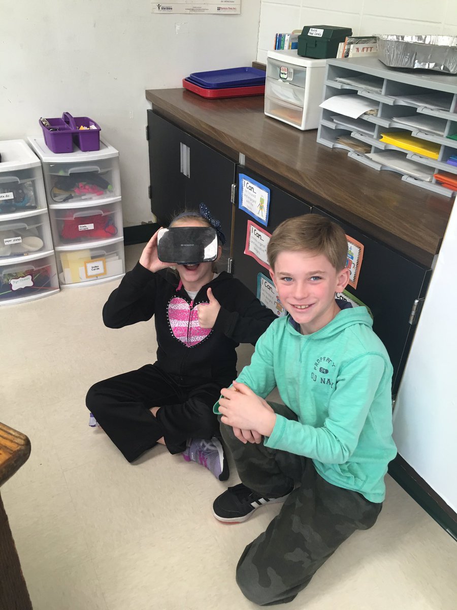 MTL_JCaputoCS4's tweet photo. Utilizing virtual reality viewfinders to better understand the challenges that people face in Uganda for our Mission Clean Water drive. #missioncleanwater https://t.co/xu5BPjZvpX
