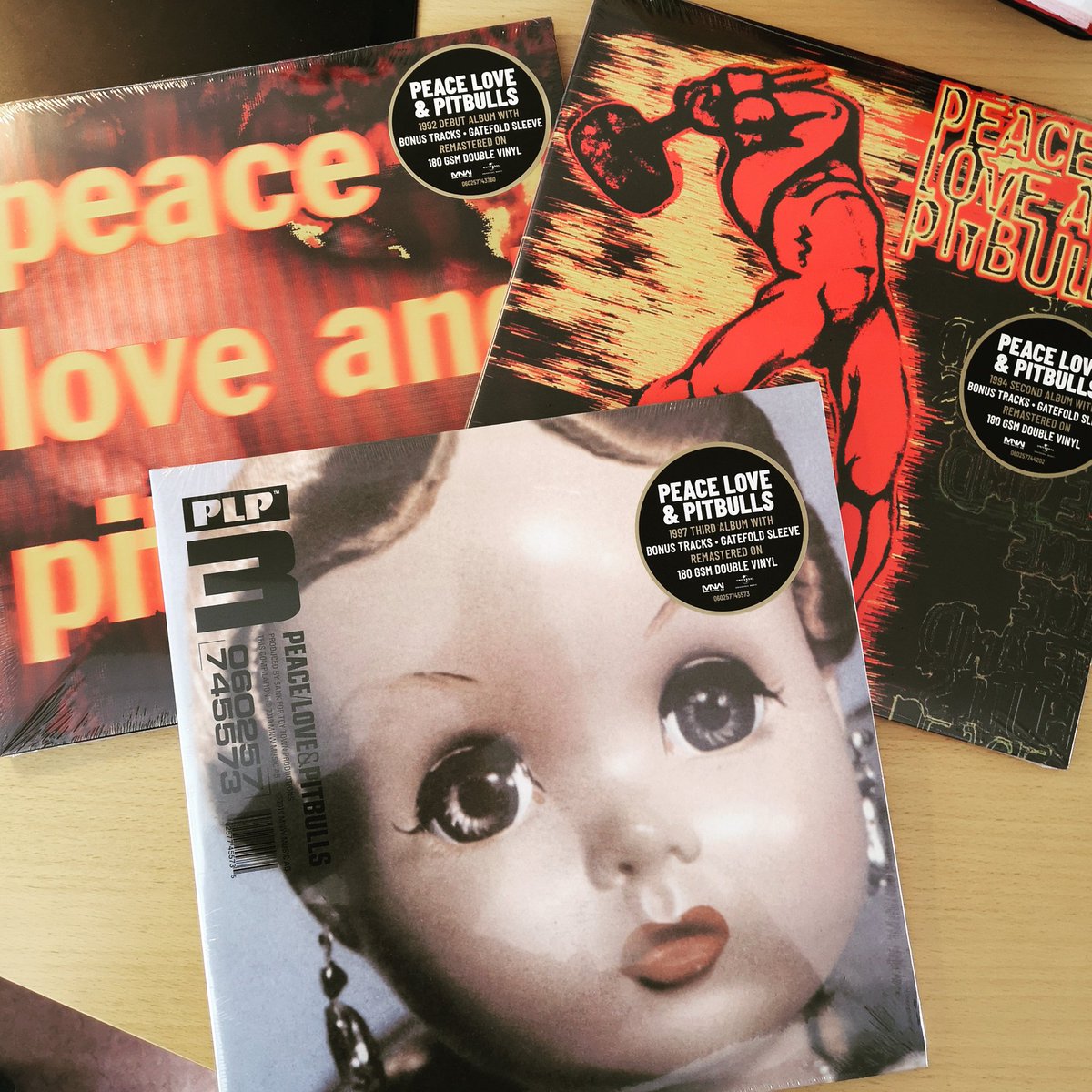 wesse76's tweet photo. En tidig födelsedagspresent! Denna samling skrämmer bort vilket Coronavirus som helst 🤘🎶😁
#vinyl #vinylcollection #vinylfredag #thåström #peaceloveandpitbulls #Coronavirus https://t.co/oJwPh8Qcfq