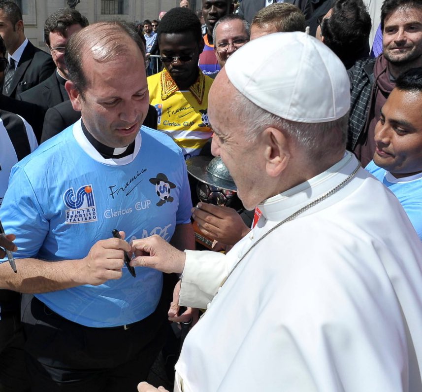 padreisidrolc's tweet photo. ¡Feliz 7mo #aniversario @Pontifex_es! #Gracias por su entrega en favor de la #Iglesia y el #Mundo. Dios lo bendiga. Unidos en oración. 
.
#PapaFrancisco #aniversario #catolicosdelmundo https://t.co/zmyidBkRl8