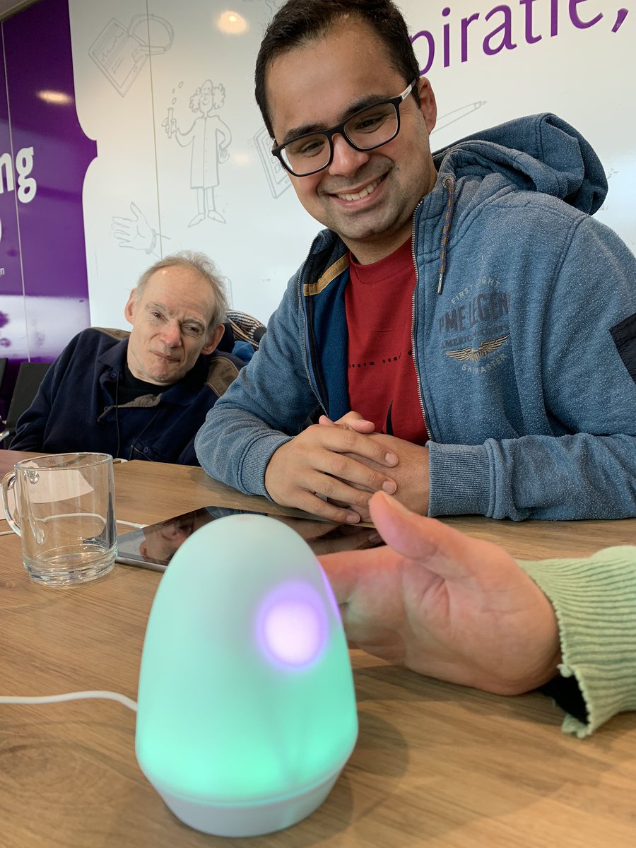 In het Living Lab was vrijdag de 13e geen ongeluksdag. Er was namelijk bezoek van Felix, een geluksrobot! De Denktank is erg enthousiast over het concept: middels kleuren je stemming aangeven en erover in gesprek met je begeleider of naaste  #happyfridaythe13th #happybots