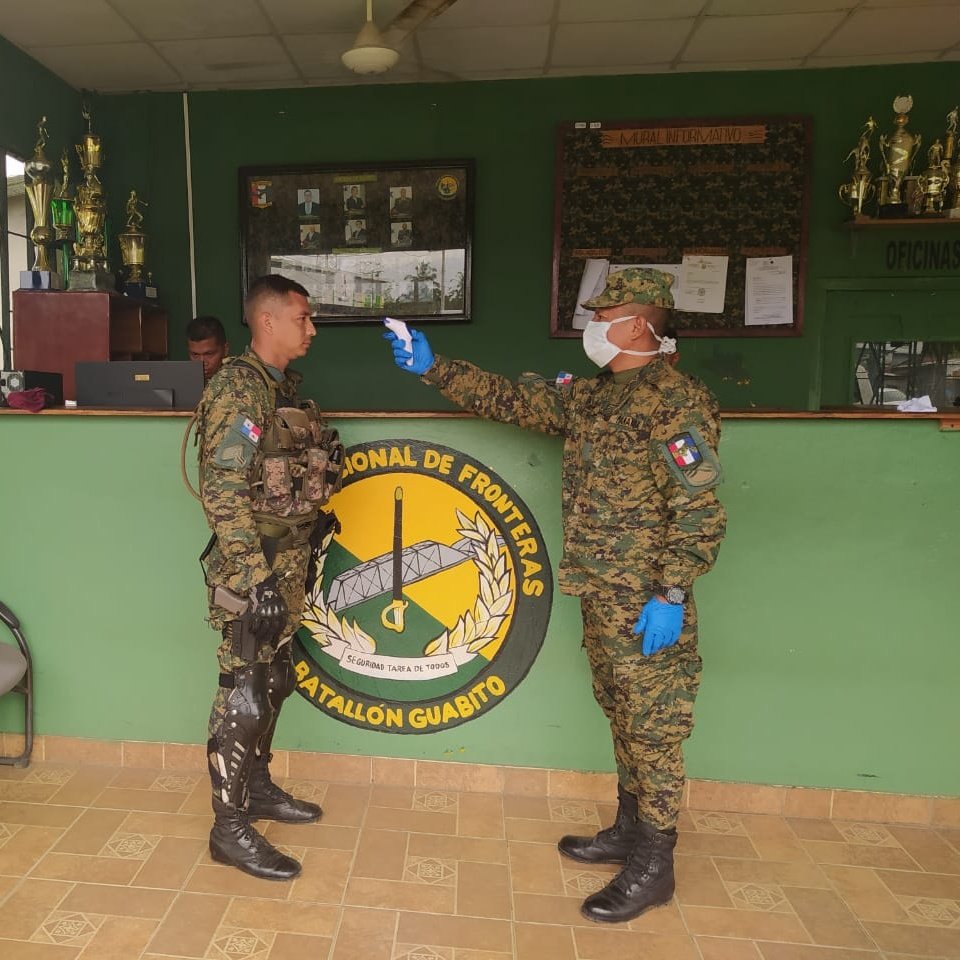 senafrontpanama's tweet photo. Como medida preventiva para la protección de nuestra tropa, los paramédicos del Batallón Guabito, realizan tamizaje de temperatura corporal al personal administrativo y operativo al llegar a las instalaciones.

#UnidosLoHacemos https://t.co/mYfQoTRju8