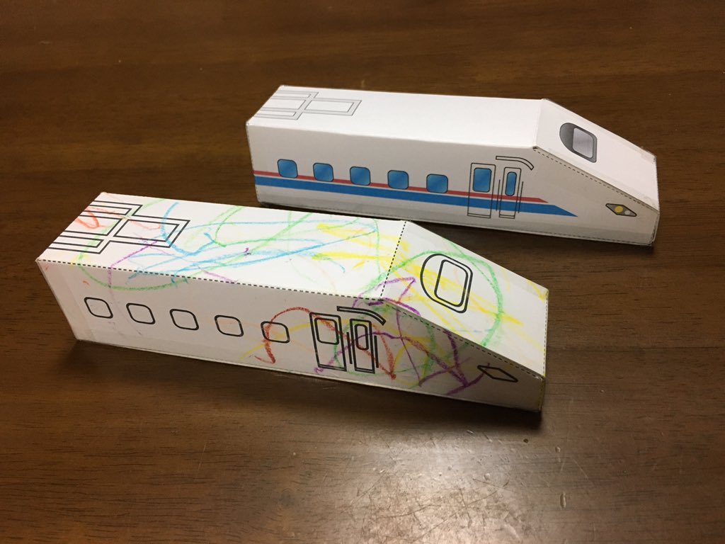 以前ツイートした電車の感じで新幹線をつくってみたので…
架空の新幹線ですがよろしければ作ってみてください☺️?
紙の厚みとかはほぼ考えてない図面なので少しずれる箇所もあります
個人使用の範囲で楽しんでください☺️
#おうちあそび #イラストレーターにできること 