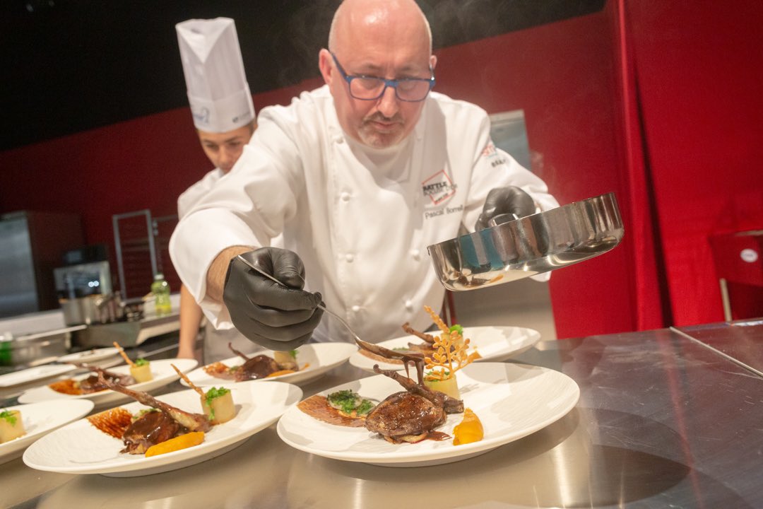 🏆[FOCUS CONCOURS]🏆

Cette année a eu lieu la Battle Bocuse d’Or. Mais qu’est ce que le concours #BocusedOr ? 

Créé en 1987 par Paul Bocuse ce concours a lieu tous les 2 ans lors du #Sirha à Lyon.

Des sélections, 24 chefs du monde entier, 5h35 de cuisine, 1 chef récompensé 🤝
