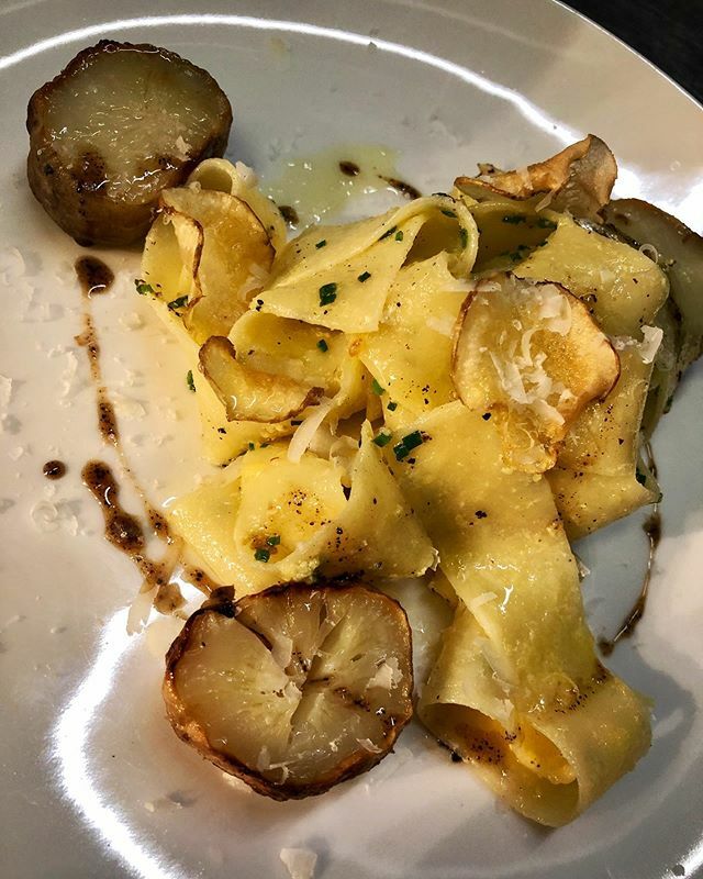 Deanes_Deli's tweet photo. Amazing vegetarian pappardelle, salt baked Jerusalem artichokes , truffle caramel 😍❤️ #vegetarian #pasta #lunchtime @eatatdeanes https://t.co/Khyy4Z0Bfy https://t.co/8bGahy3Duw
