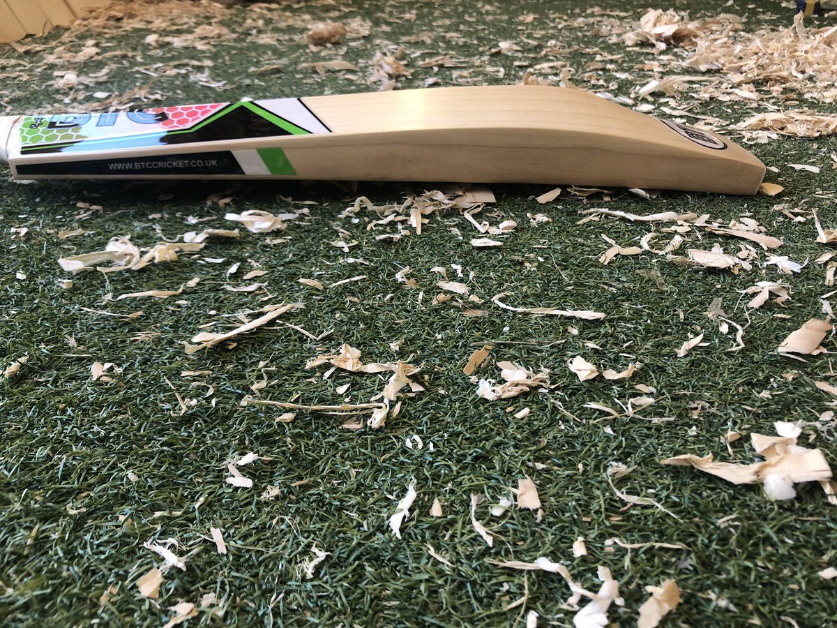 Weekend special offer on this Grade 2 bat! Now only £195. 6 Straignt clean grains. 40 mm Edges &amp; a 22mm Toe. Weighing only 2.11 finished, As with all bats, handmade by BTC in Gloucestershire. Pings like a 🚀. Offer ends Monday. #btccricket #teambtc