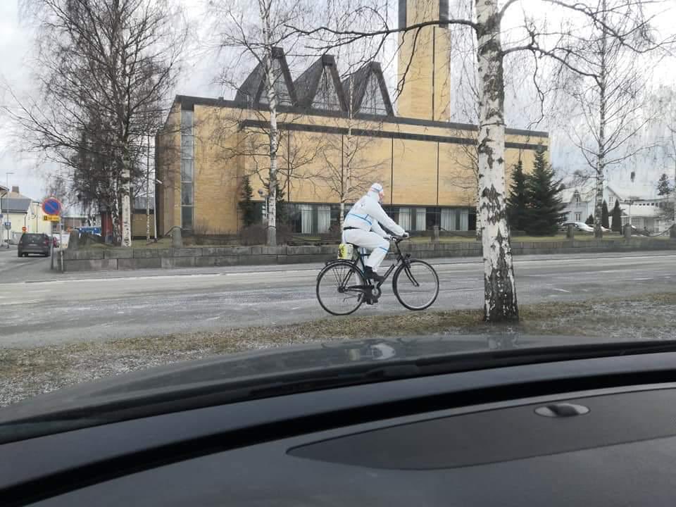 Miten suojaudut jos käyt pyöräilemässä pihalla?
Suojapuku päälle, maski naamalle ja vessapaperia rutkasti tarakalle.
#korona #corona #Epidemia #kokkola