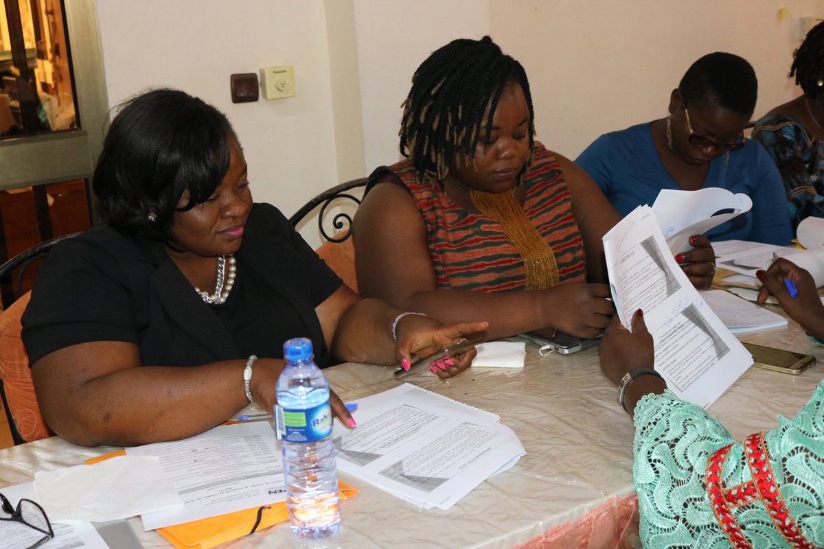 OpenBurkina's tweet photo. Les femmes apportent leur pierre pour la mise en œuvre du #PAN2. Après la formation pratique, c'est avec enthousiasme et déterminisme qu'elles élaborent les stratégies pour leur implication effective.

#OpenGov
#lwili https://t.co/wtsVvWpnGn