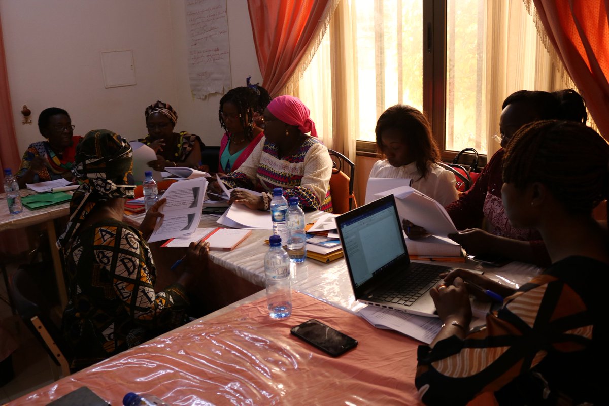 OpenBurkina's tweet photo. Les femmes apportent leur pierre pour la mise en œuvre du #PAN2. Après la formation pratique, c'est avec enthousiasme et déterminisme qu'elles élaborent les stratégies pour leur implication effective.

#OpenGov
#lwili https://t.co/wtsVvWpnGn
