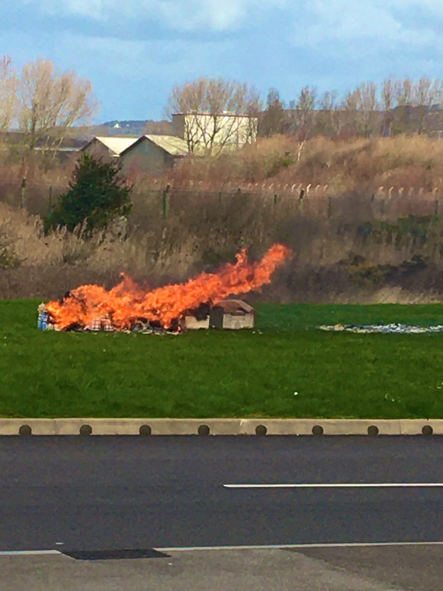 YBB_Y1's tweet photo. Today was the day we set our Tudor houses on fire 🔥 we watched how quickly the houses caught on fire as the wind spread the flames (just like in The Great Fire of London) #findingout #GreatfireofLondon #tudorhouses #homeworktask #reallifeexperience https://t.co/GMzUWxuLyF