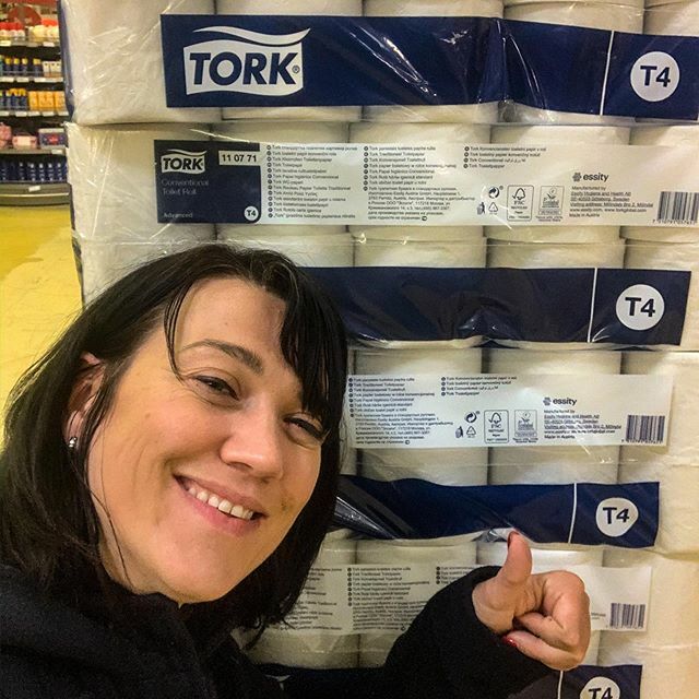 JacbeJacqueline's tweet photo. Gerade die Lage gecheckt.... keine Panik... Klopapier gibts noch😜😜😜
.
.
#corona #immermitderruhe #easy #allesda #😜 https://t.co/HZ8obwUrMc