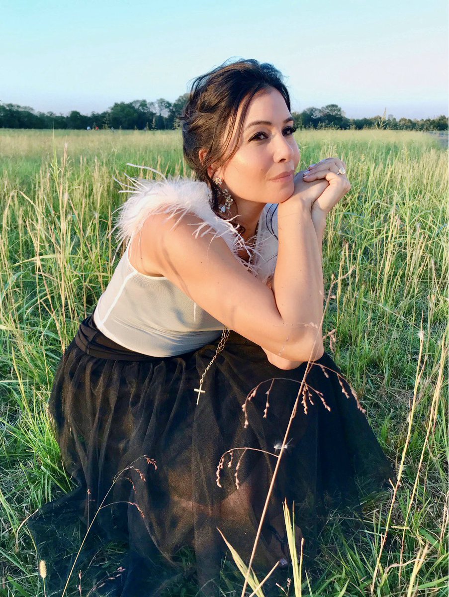 JodiEssex's tweet photo. Behind The Scenes: joking around, thinking & finding grateful moments between shots 🙏🏼 Head over to my channel on YouTube if you haven’t see the music video for Stand UP yet! (Link in bio) 🎥🎬
•
#musicvideobehindthescenes #rest
#jodiessexmusic #standupthesong #gratefulheart https://t.co/JDOiIgFydV