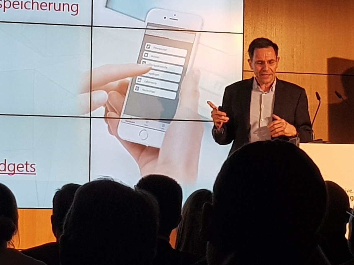 NeuroSys_GmbH's tweet photo. Dr. Michael Lang berichtete über seine Erfahrungen mit dem digitalen Therapieassistenzsystem #PatientConcept in der ärztlichen Praxis während der Vortragsreihe „10 x 10 digital.konkret“ in der Kundenhalle der Sparkasse Ulm. https://t.co/Pe5BFbSouJ