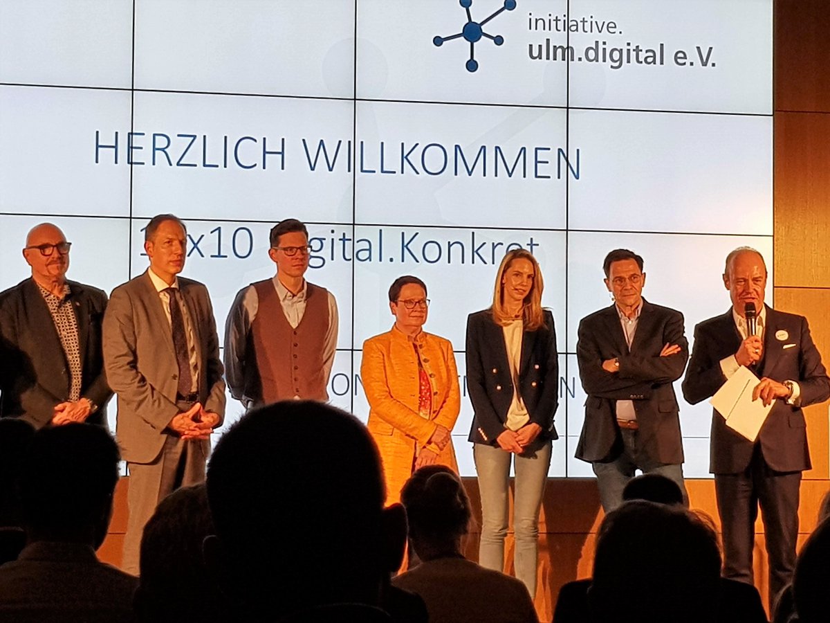 NeuroSys_GmbH's tweet photo. Dr. Michael Lang berichtete über seine Erfahrungen mit dem digitalen Therapieassistenzsystem #PatientConcept in der ärztlichen Praxis während der Vortragsreihe „10 x 10 digital.konkret“ in der Kundenhalle der Sparkasse Ulm. https://t.co/Pe5BFbSouJ