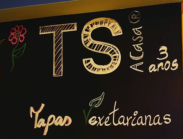 Hoxe e mañá estaremos pechados por motivos que sobran explicacións 😔 (ata novo aviso) 
Daremos o servizo dende a nosa pequena cociña para o poidas levar a casa! • Información e pedidos polo 666148105 •

De 21:00 a 23:30 ift.tt/2TLCHx6