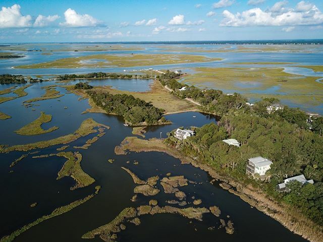 judyondewees's tweet photo. 255 Old House Lane, right in the bottom right of this #aerial, is uniquely situated with a screen porch that has an incredible view of the marsh.⁠
#deweesisland⁠
#marshfront https://t.co/CoUmJ92weA https://t.co/6UL6c8mQC3