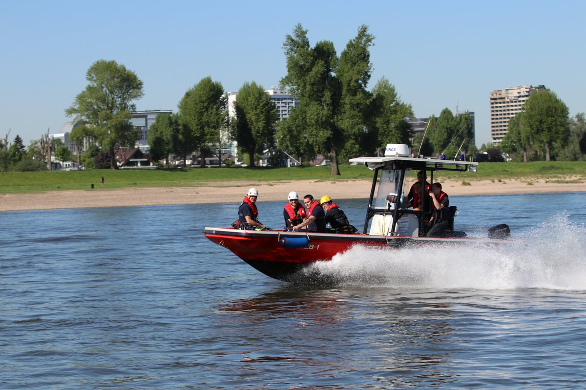 📟Person im Rhein📍#Hamm

Uns wurde ein Mensch im #Rhein gemeldet. #FwDus ist mit #Rettungskräften zu Land und Wasser im #EinsatzfuerDuesseldorf. Ein Hubschrauber der <a href="/polizei_nrw_d/">Polizei NRW D</a> ist ebenfalls beteiligt. Wir bleiben dran...