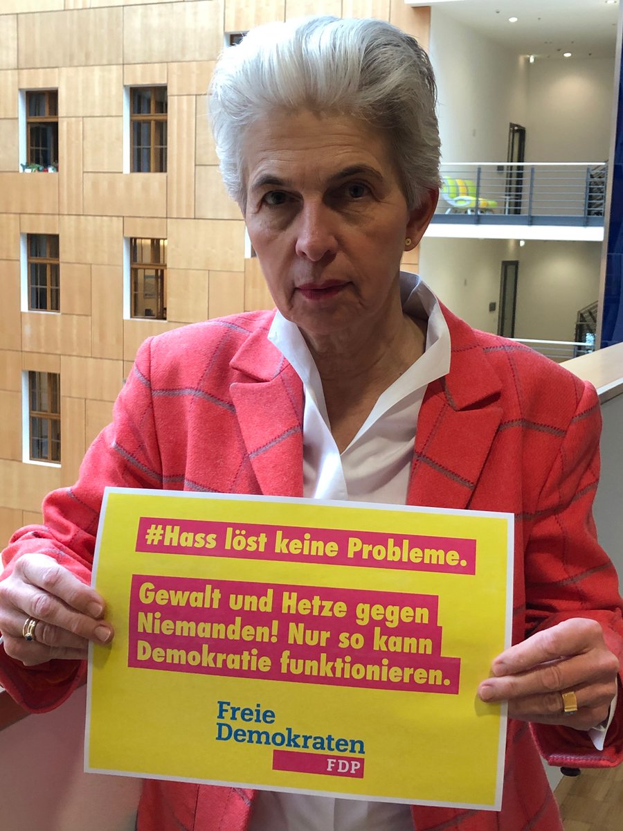 MAStrackZi's tweet image. Die Stimmung in Deutschland heizt sich immer mehr auf, ausgelöst durch Rechtsradikale. Wir Freien Demokraten sind gegen Rassismus, Hass, Gewalt und Hetze. In einer funktionierenden Demokratie sollten #Toleranz, #Weltoffenheit und #Selbstbestimmtheit das Zusammenleben prägen.