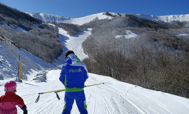 Goditi la magia e la spensieratezza della neve in un posto incantevole e incontaminato a due passi da Roma > a Campo Felice (AQ) con #CartaPerDue hai lo sconto del 10% su skipass giornalieri per tutta la famiglia:➡️bit.ly/campi-felice-s…⬅️