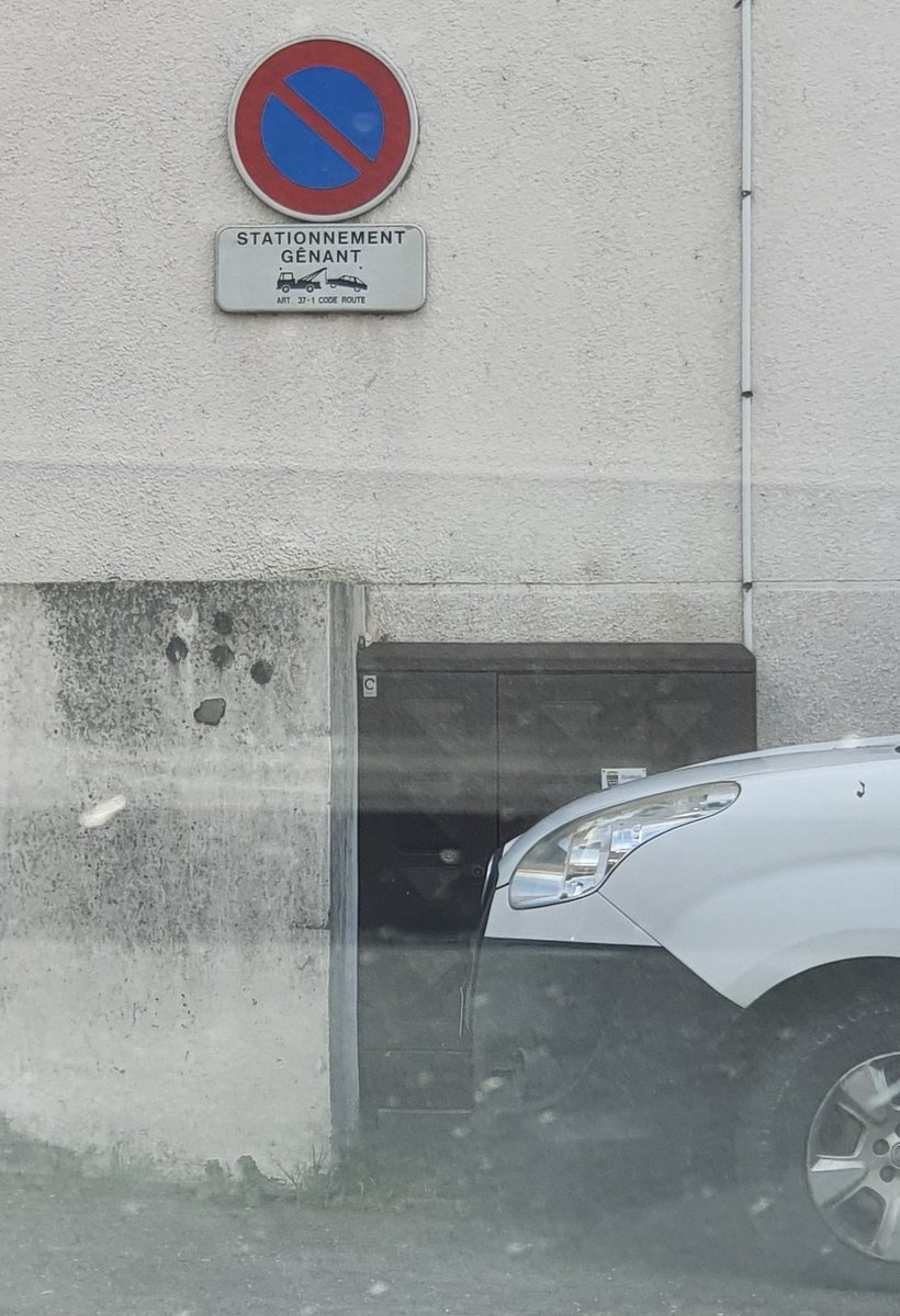 MissDeVilles's tweet photo. Chaque p....n de matin il se gare là en gênant mon accès au parking !!
Fav si je lui raye la voiture,  RT si je lui crève un pneu https://t.co/rvoYs1pioi