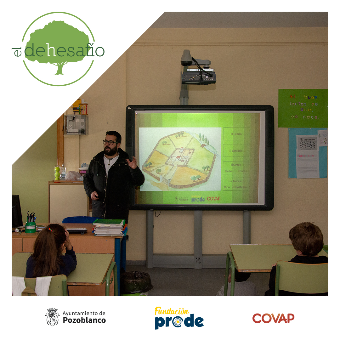 eldehesafio's tweet photo. Seguimos compartiendo más imágenes de la segunda sesión de El Dehesafío 2019/2020, cuya misión es que l@s alumn@s de los colegios conozcan qué es lo que ocurre en el campo a lo largo del año centrándonos en una explotación ganadera de dehesa 🌳🐖🐄 ¿Gracias chic@s! 😊 https://t.co/XzskrLFgdF