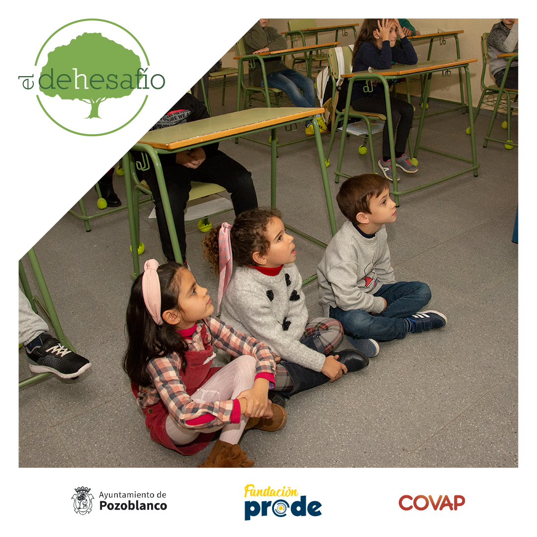 eldehesafio's tweet photo. Seguimos compartiendo más imágenes de la segunda sesión de El Dehesafío 2019/2020, cuya misión es que l@s alumn@s de los colegios conozcan qué es lo que ocurre en el campo a lo largo del año centrándonos en una explotación ganadera de dehesa 🌳🐖🐄 ¿Gracias chic@s! 😊 https://t.co/XzskrLFgdF