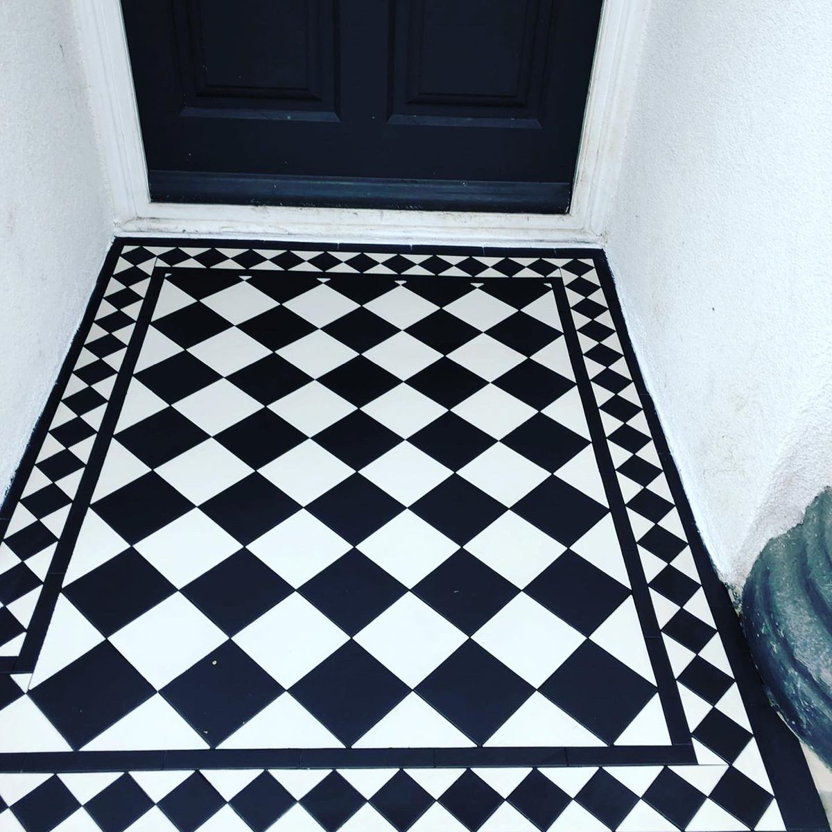 berry_construct's tweet image. Before and after pictures of a recent front garden renovation in #epsom #berryconstruction #geometrictiles #beforeandafter