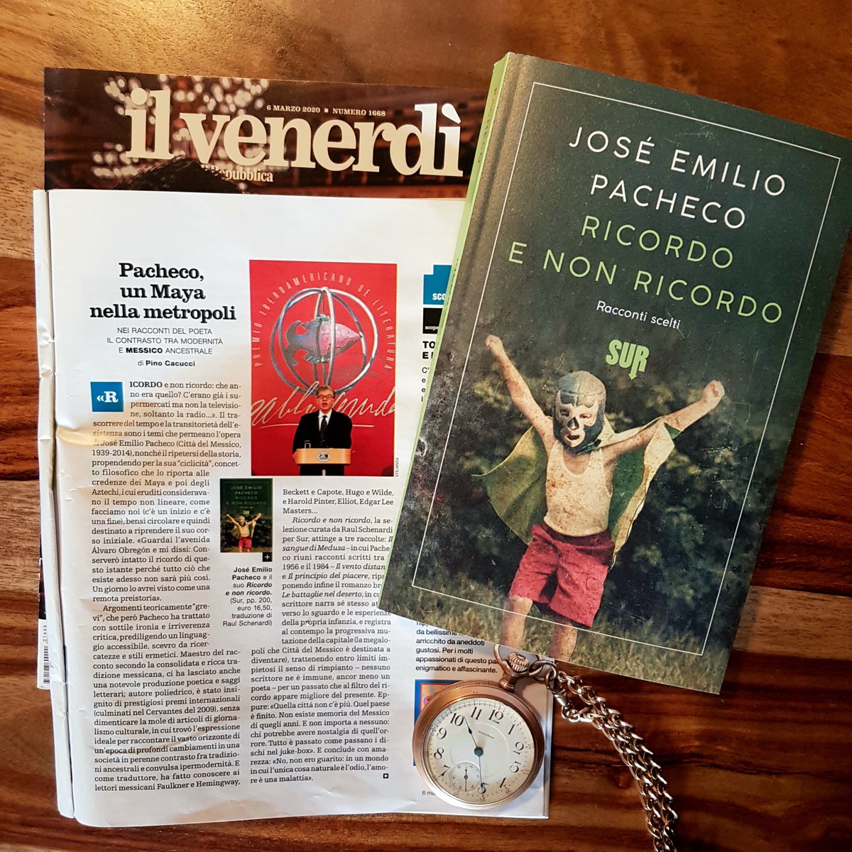 edizioniSUR's tweet photo. «Ricordo e non ricordo: che anno era quello?»
Il trascorrere del tempo e la transitorietà dell'esistenza sono i temi che permeano i racconti di José Emilio Pacheco,  oggi magistralmente tratteggiati da Pino Cacucci su @ilvenerdi.
#RicordoeNonRicordo #leggoSUR https://t.co/07l7qpnbZI